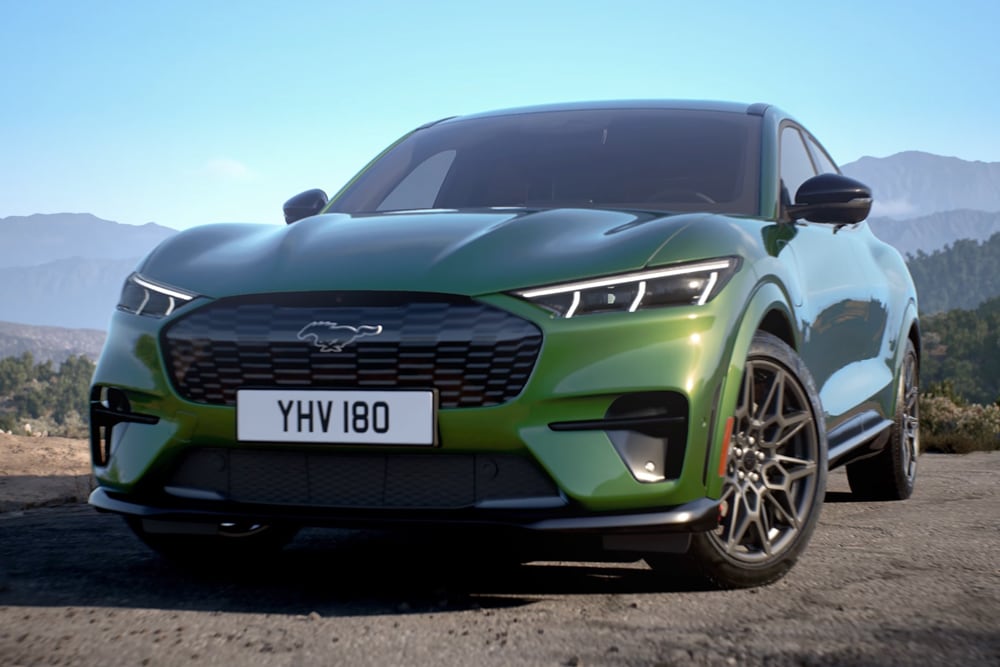 Eine Nahaufnahme des Ford Mustang Mach-E GT , die den einzigartigen GT-Design-Waben-Frontgrill zeigt.
