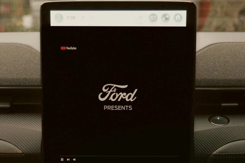 15,5-Zoll-SYNC-4-Touchscreen mit einer Grafik, die „Ford presents“ zeigt und das Video-Streaming im Auto demonstriert.