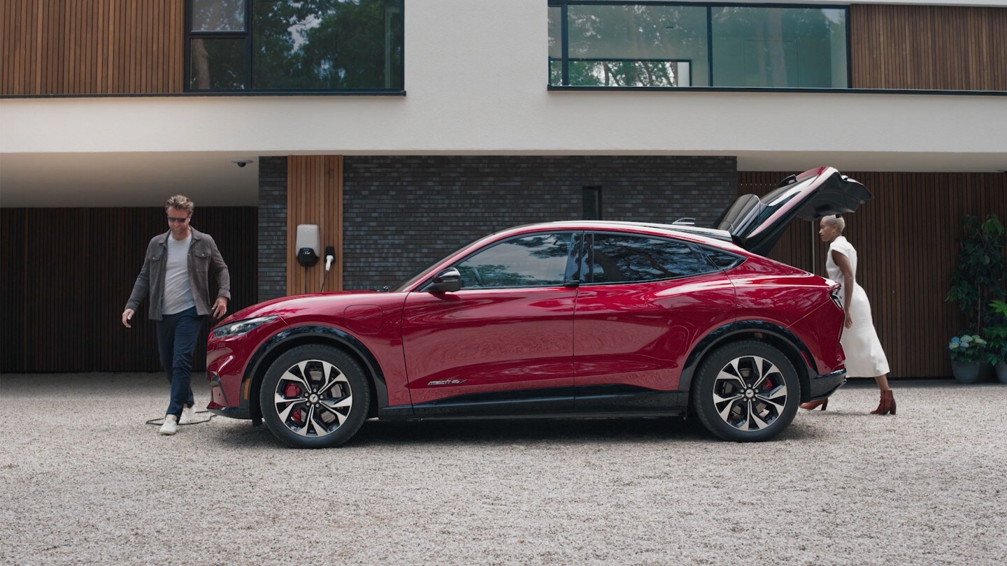 Ford Mustang Mach-E in Rot, AWD.Seitenansicht mit geöffneter Heckklappe