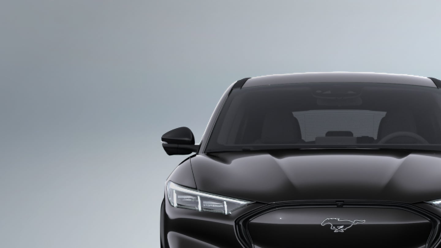 Frontansicht eines schwarzen Ford Mustang Mach-E.