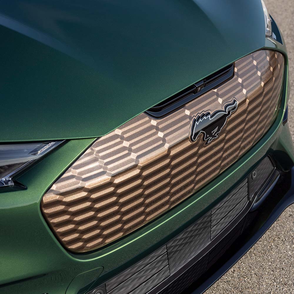 Nahaufnahme eines Ford Mustang Mach-E Frontgrills mit optionalem Bronze-Paket und Exterieur-Details.