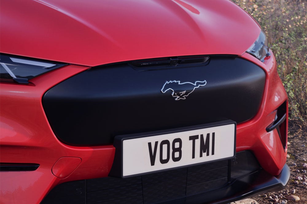 Nahaufnahme der vorderen Stossstange eines Mustang Mach-E GT Rally in Race Red.