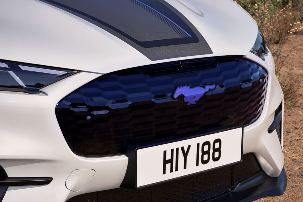 Nahaufnahme der vorderen Stossstange eines Star White Mustang Mach-E GT California Special.