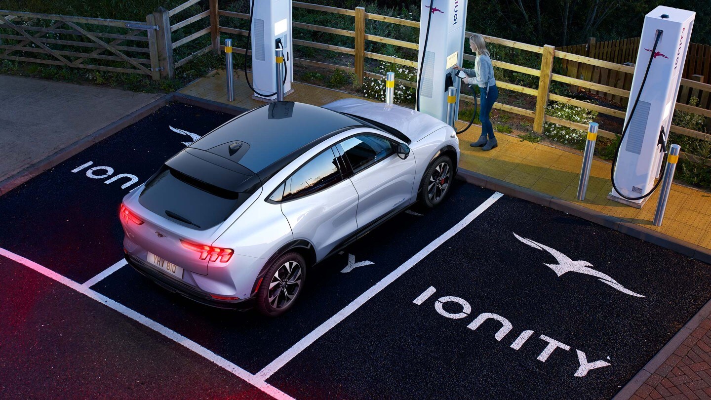 Ford Explorer Plug-In Hybrid öffentliche Ladestation Ford Explorer Plug-In Hybrid öffentliche Ladestation