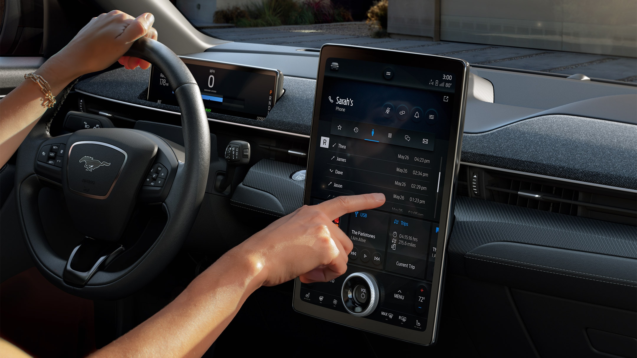 Ford Mustang Mach-E. Detailansicht wie die Hand des Fahrers den Ford SYNC 4A-Touchscreen bedient