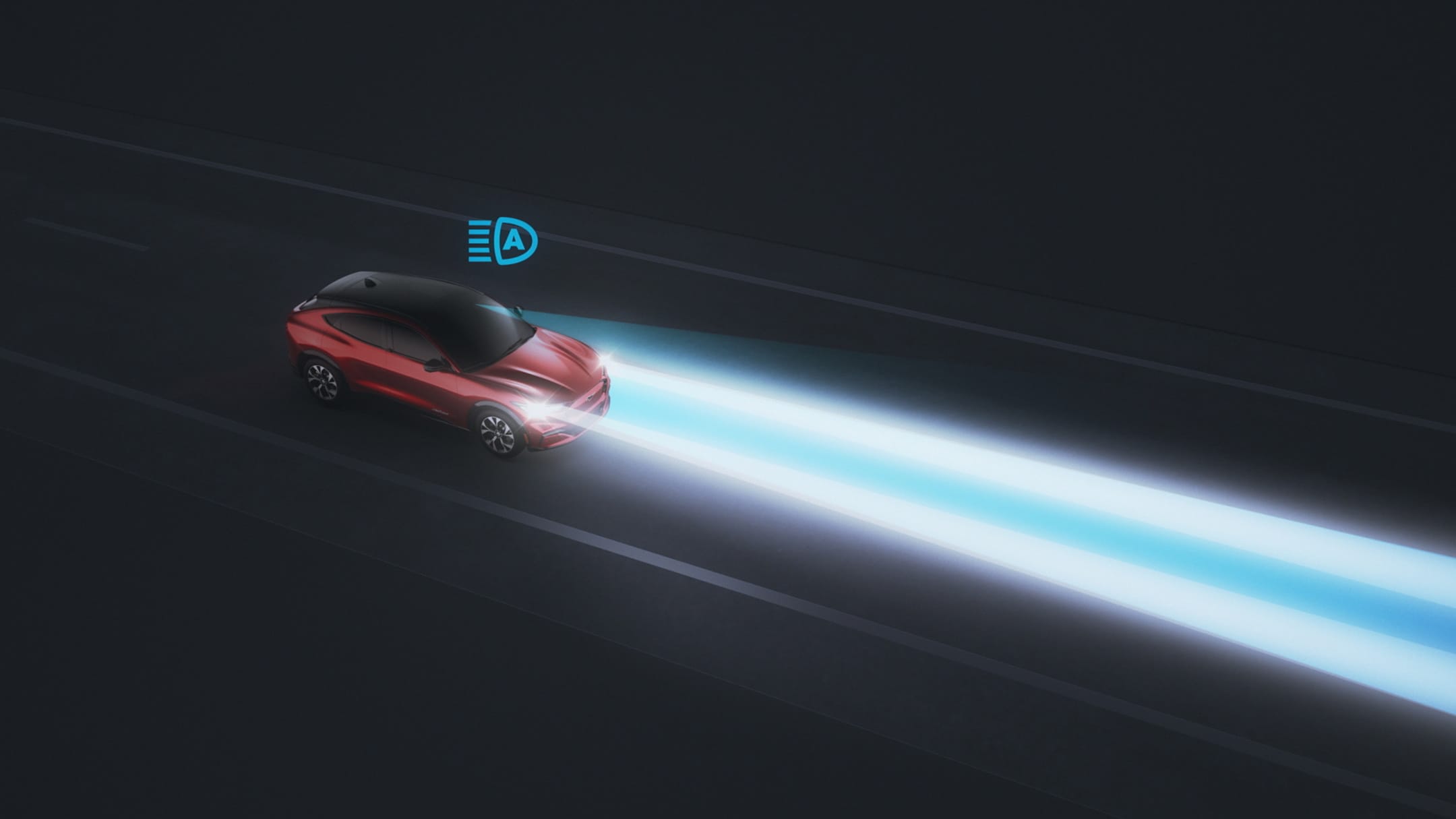 Ford Mustang Mach-E in Rot. 3/4-Frontansicht. Fahrszene bei Nacht mit Fernlicht