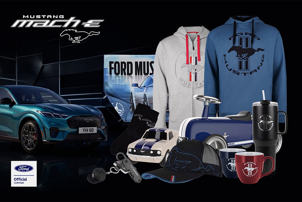 Ford Mustang Mach-E Lifestyle-Artikel mit Kleidung, Accessoires und einem Modellauto.
