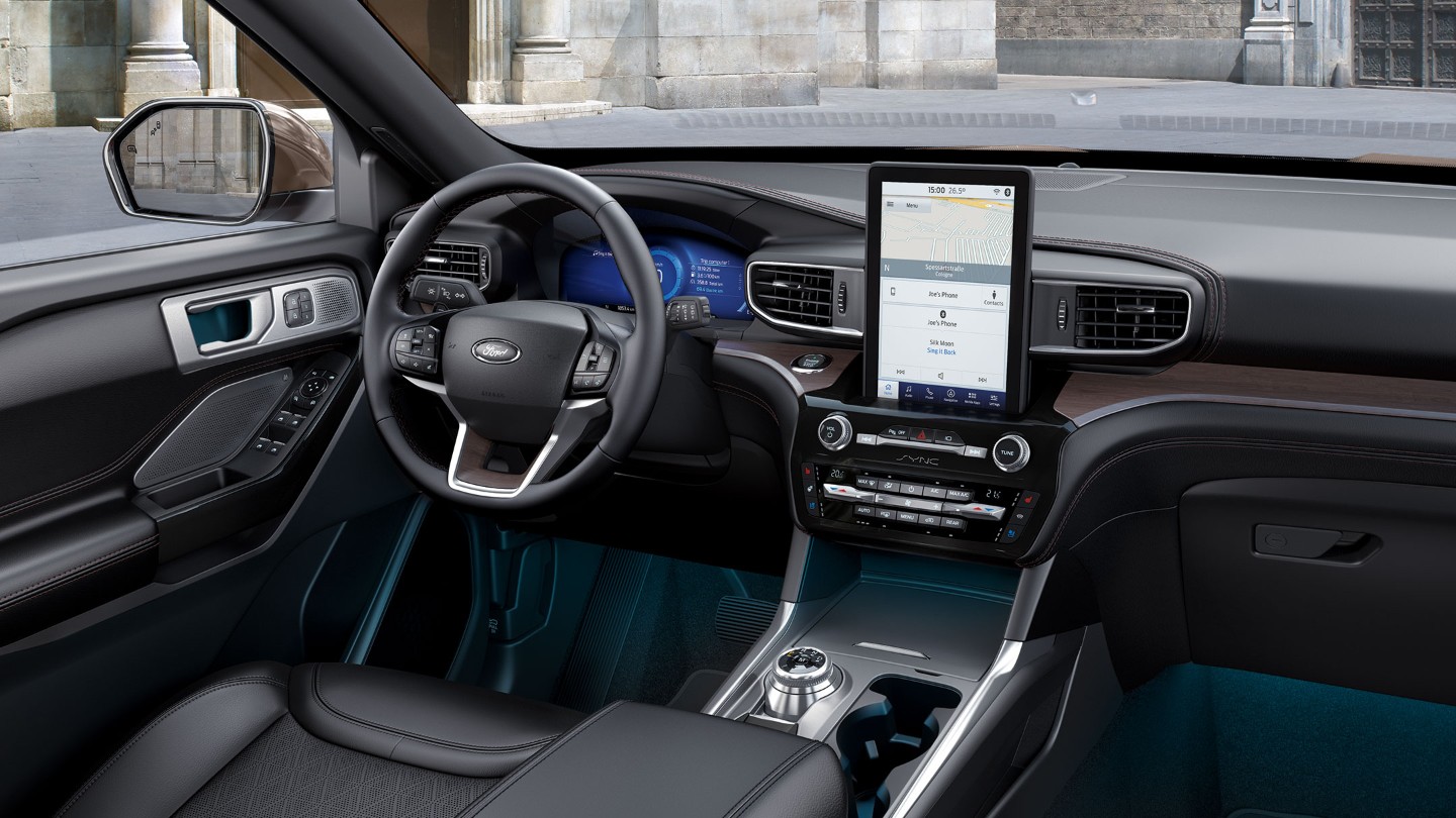 Ford Explorer Plug-In Hybrid. Innenraum Detailansicht Lenkrad und Mittelkonsole