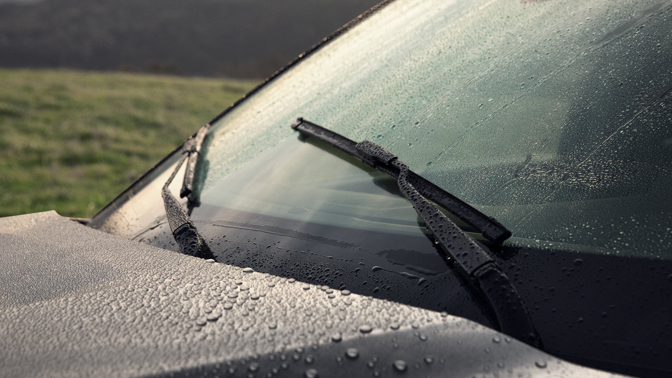 Ford Explorer Plug-In Hybrid in Grau. Detailansicht Scheibenwischer mit Regensensor