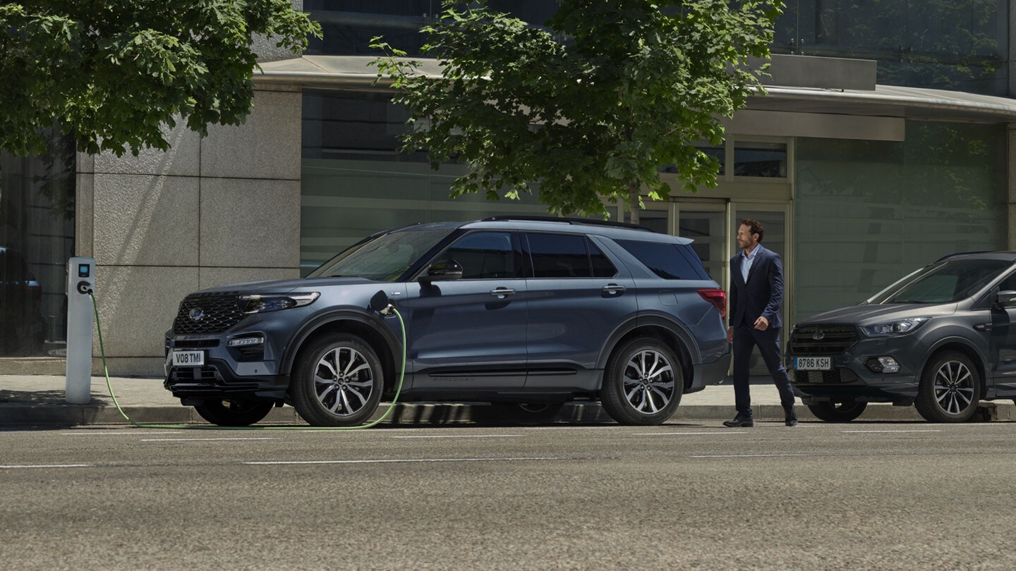 Ford Explorer Plug-in-Hybrid in Blau. Seitenansicht. An einer Ladestation parkend