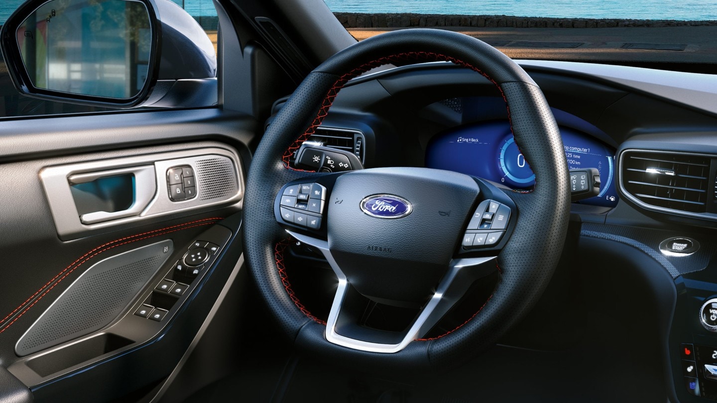 Ford Explorer Plug-In Hybrid. Innenraum Detailansicht Lenkrad im St-Line-Design mit roten Ziernähten und Schaltwippen