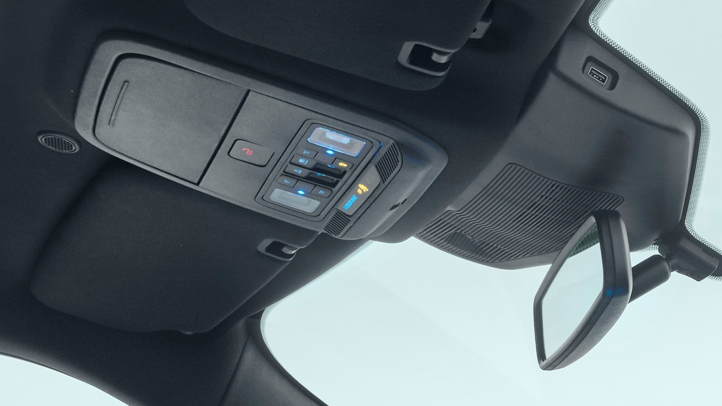 Ford Explorer Plug-In Hybrid. Innenansicht Detailansicht eCall-Button im Dachhimmel zum Kontaktieren der Notrufzentrale
