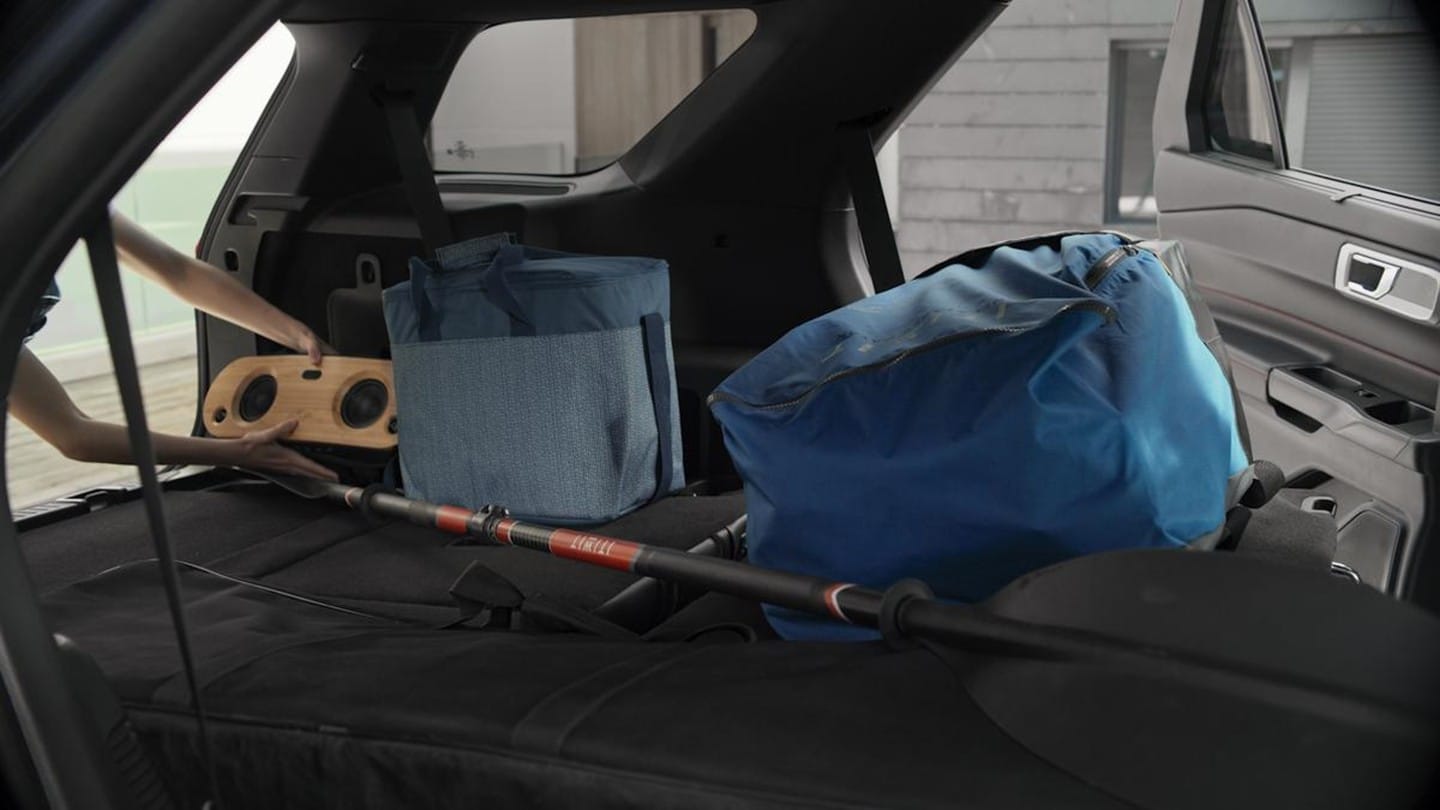 Ford Explorer Plug-In Hybrid Detailansicht des Laderaums mit umgeklappten Sitzen