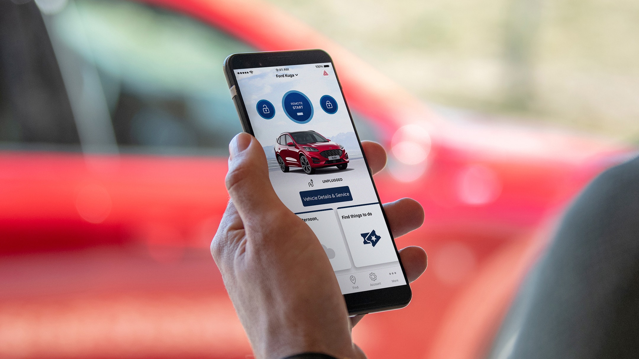 FordPass App auf einem Smartphone. Im Hintergrund ein roter Ford Kuga.