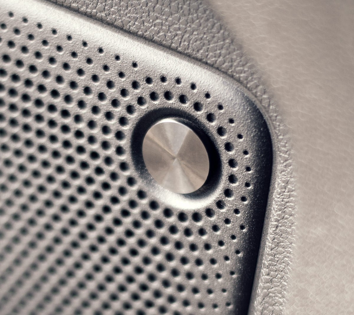 Ford Kuga. Detailansicht Lautsprecher  B&O Soundsystem von Bang & Olufsen