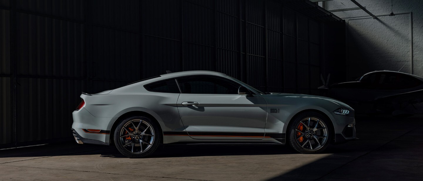 Ford Mustang Mach-1 in Grau. Seitenansicht im Garage parkend.