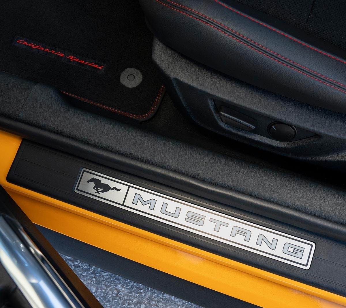 Ford Mustang California in Orange. Detailansicht des Pony-Signets.