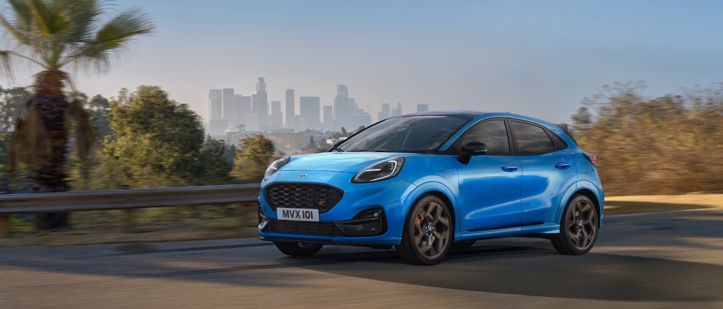 Ford Puma ST Powershift in Blau in ¾-Frontansicht auf einer Strasse fahrend 