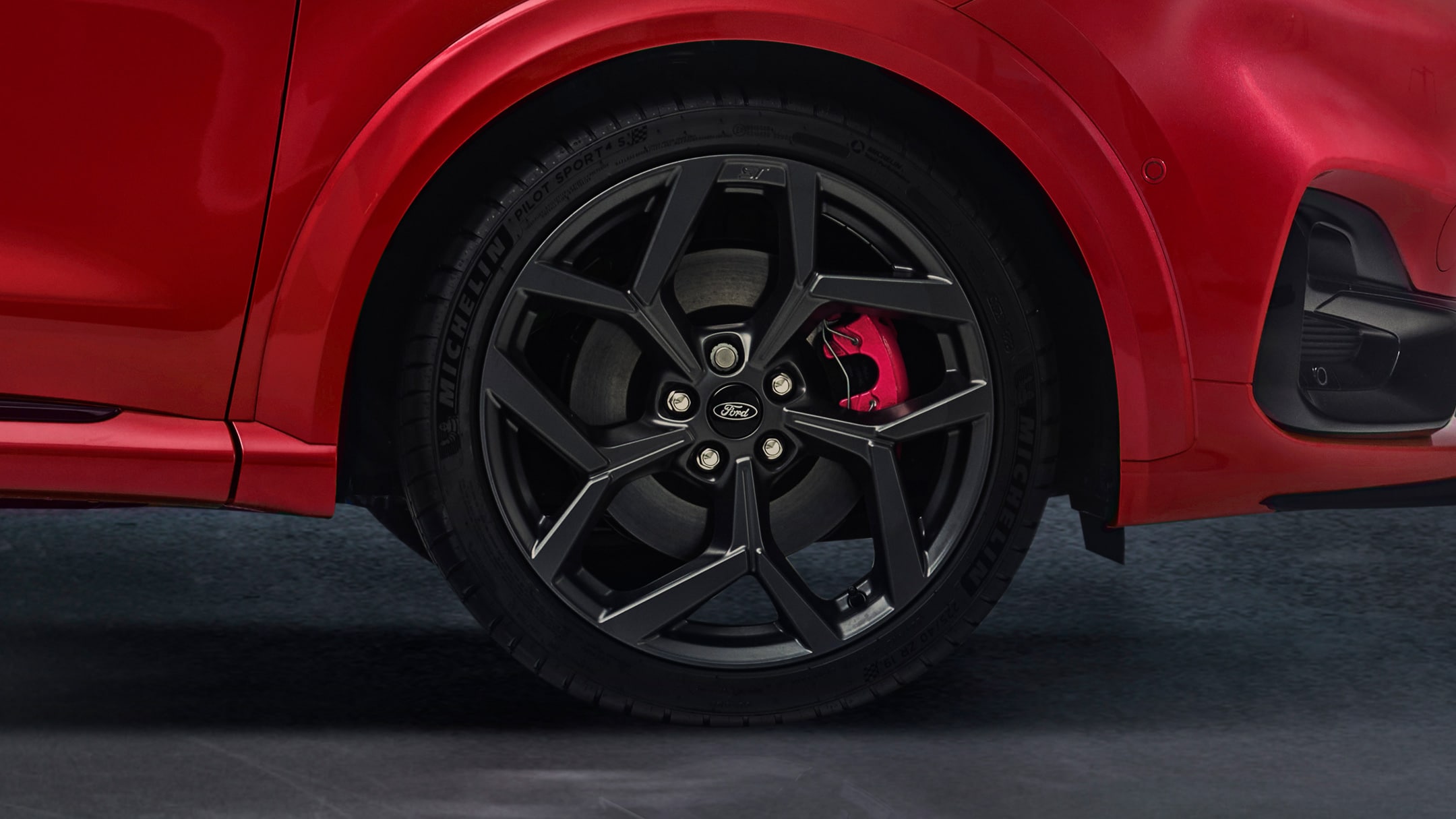 Ford Puma ST in Rot. Detailansicht des rechten Vorderrads