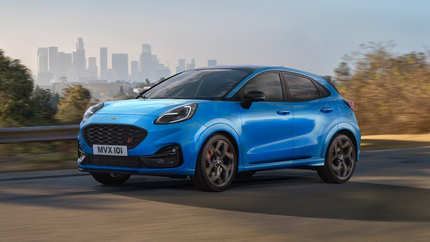 Ford Puma ST Powershift in Blau in ¾-Frontansicht auf einer Strasse fahrend 