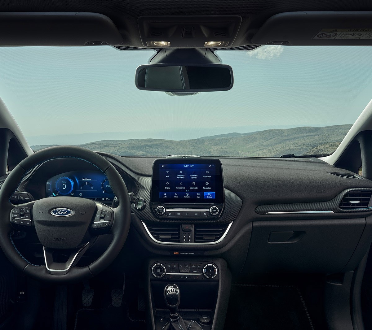Ford Fiesta. Innenraum-Ansicht des Cockpits mit Lenkrad und Ford SYNC Touchscreen.