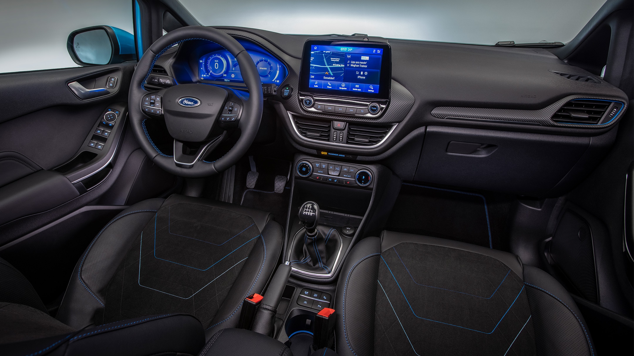 Ford Fiesta Active. Innenraum-Ansicht des Cockpits mit Lenkrad und Ford SYNC Touchscreen.