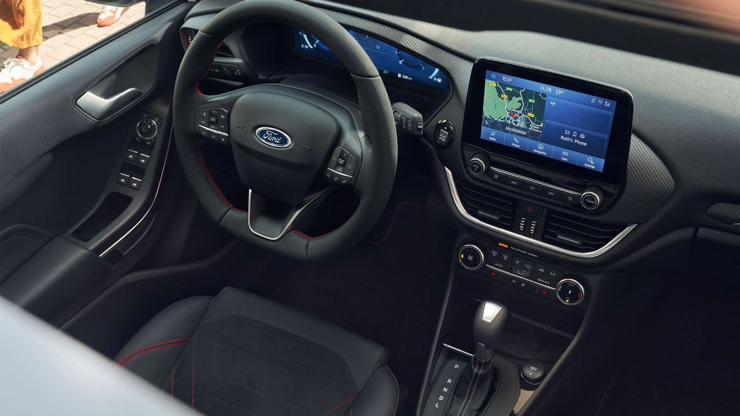 Ford Fiesta ST-Line. Innenraumansicht des Cockpits mit Blick auf Lenkrad und Ford Sync 3.