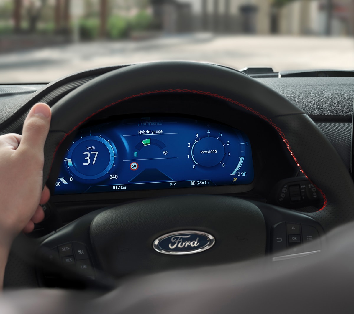 Ford Fiesta. Innenraum-Detailansicht des Lenkrads mit digitaler Instrumententafel im Hintergrund.