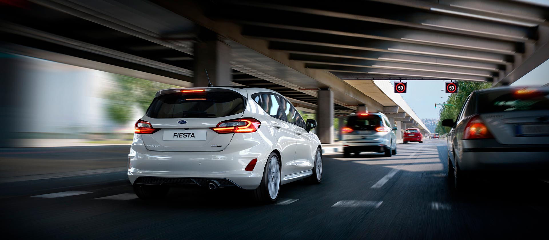 Ein Ford Fiesta Trend Cool & Connect fährt auf der Autobahn.