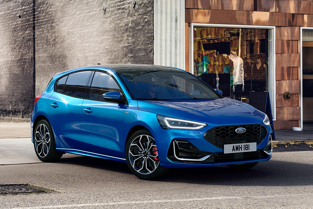 Ein blauer Ford Focus parkt auf einer Strasse in der Stadt.