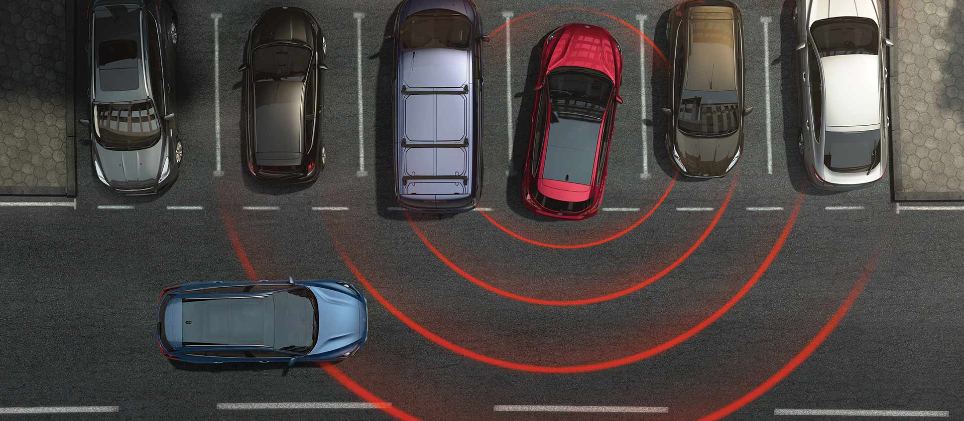 Eine Grafik aus der Vogelperspektive zeigt eine Reihe von Parkfeldern. In einem roten Ford Focus, der rückwärts ausparkt, deuten Radarlinien auf eine Warnung hin, die eine nahegelegene Gefahrenquelle anzeigt.