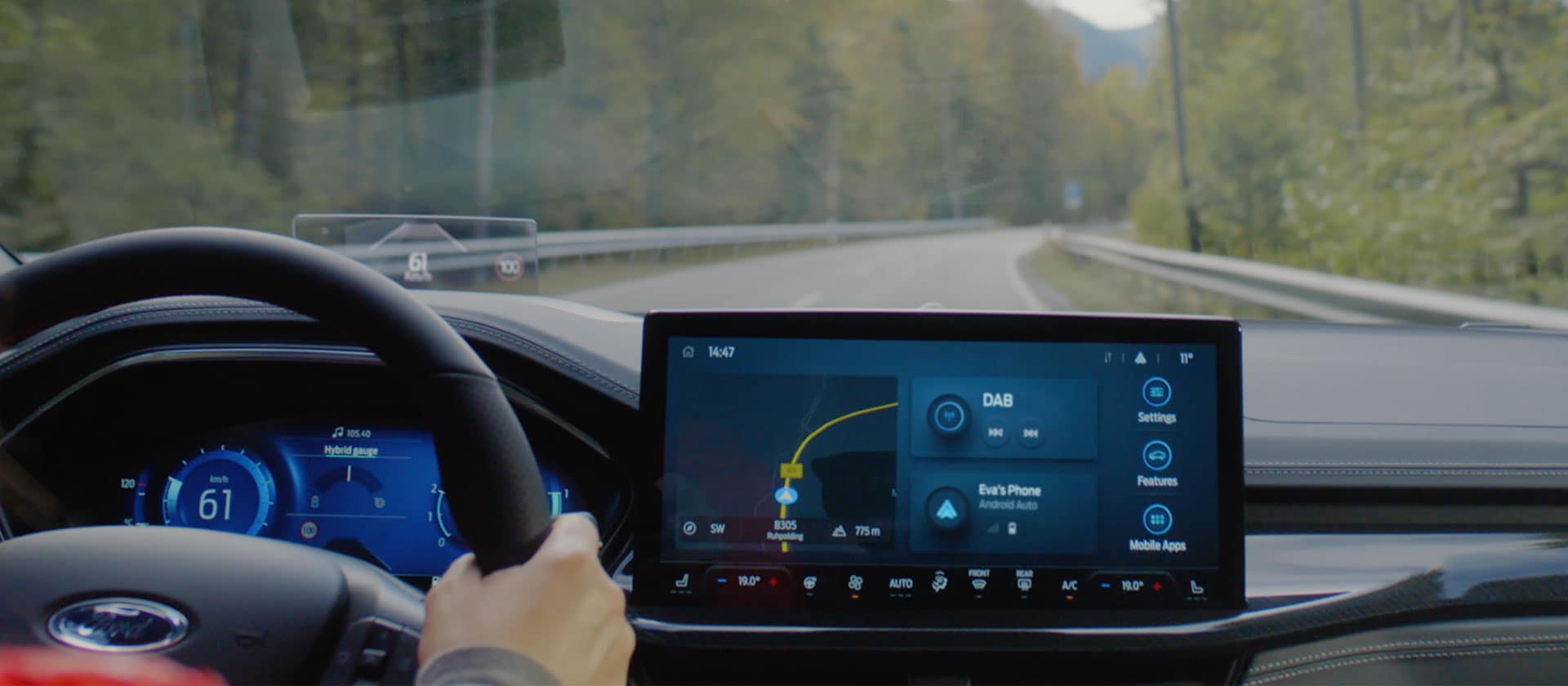 Ein Ford Focus Armaturenbrett mit dem 13,2 Zoll grossen SYNC® 4 Infotainment-System, das Navigation und Radio auf dem Touchscreen darstellt.