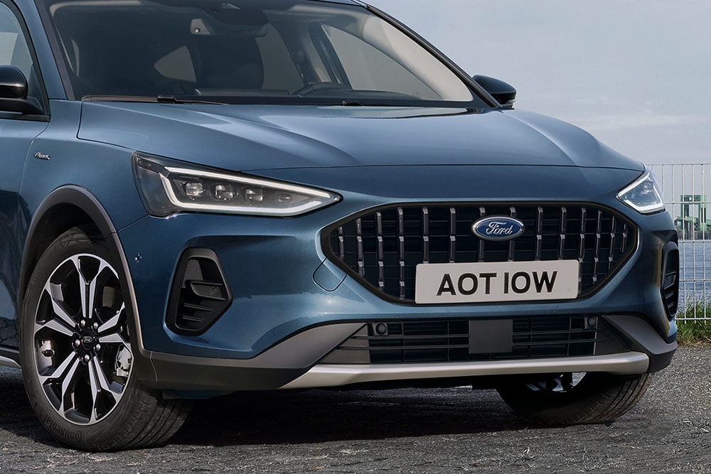 Frontale Ansicht eines dunkelblauen Ford Focus Active Schrägheckmodells, mit Fokus auf die Scheinwerfer und den vorderen Kühlergrill.