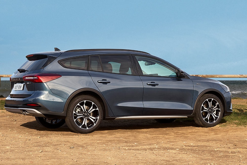 Ein dunkelblauer Ford Focus Active Turnier parkt im Sand.