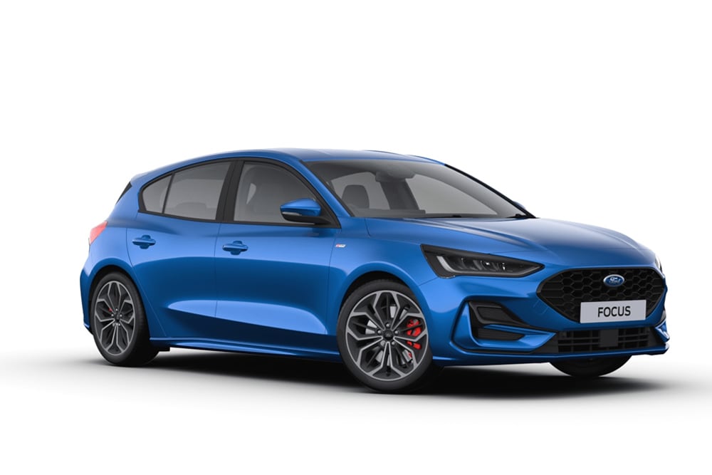 Studioaufnahme eines blauen Ford Focus Schrägheck vor einem weissen Hintergrund.