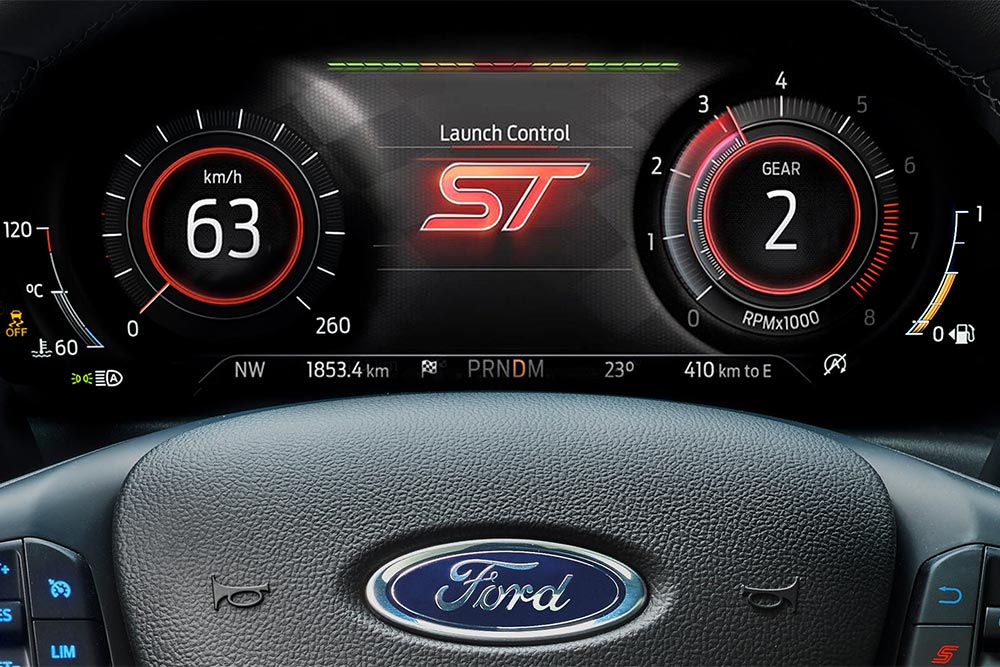 Nahaufnahme des digitalen 12,3-Zoll-Kombiinstruments im Ford Focus ST mit aktivierter Launch Control.