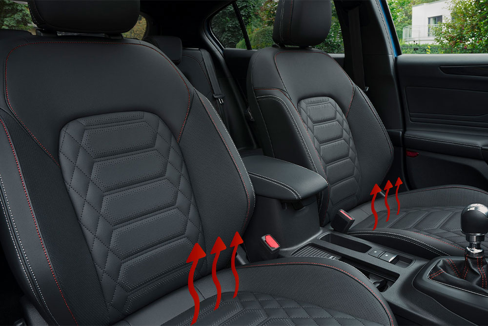 Rote Pfeile steigen aus den Vordersitzen eines Ford Focus auf.