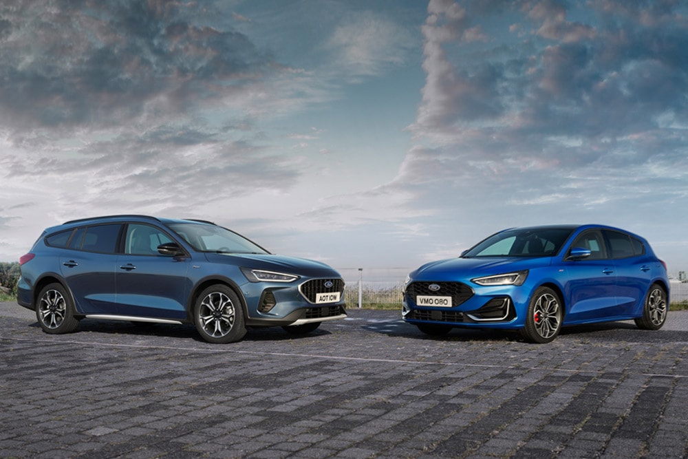 Ein Ford Focus Turnier und ein Ford Focus 5-Türer sind am Strassenrand geparkt.