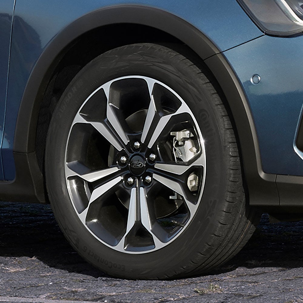 Eine Nahaufnahme der Leichtmetallfelgen des Ford Focus Active mit einer dunkelgrauen und silbernen Lackierung.