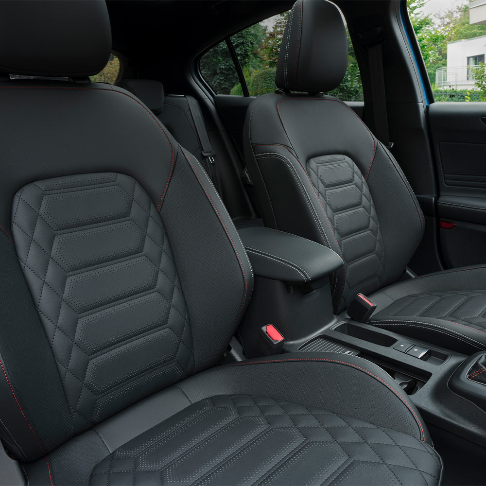Innenansicht des Ford Focus mit schwarzen Sensico-Sitzen und roten Ziernähten.