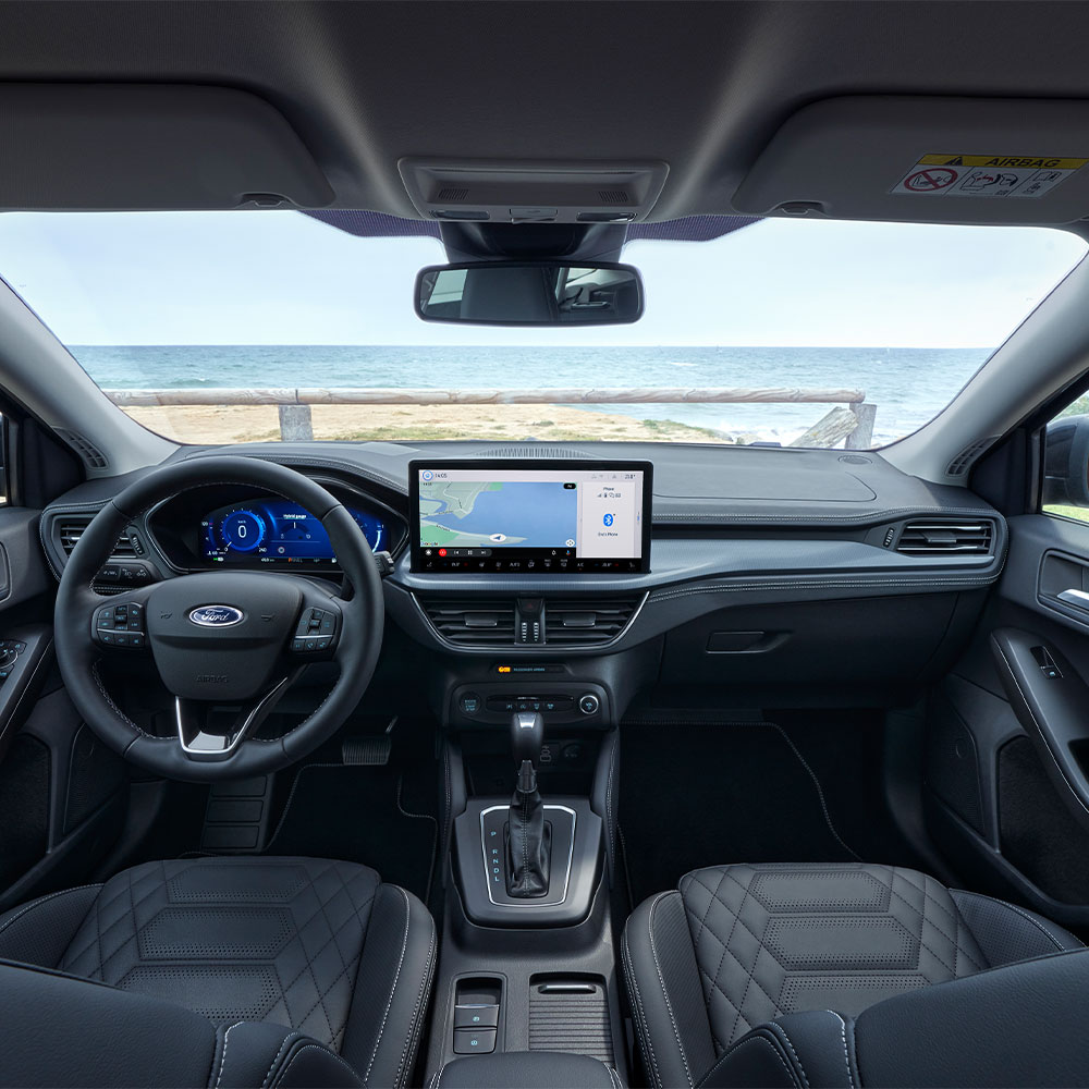 Innenansicht des Ford Focus, die das Armaturenbrett, das Lenkrad und den Infotainment-Bildschirm zeigt.