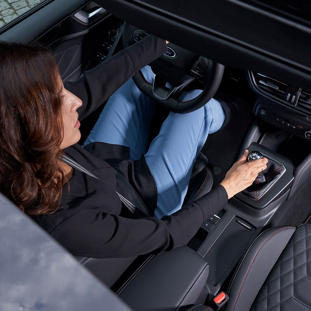 Ein Blick von oben auf die fahrende Person in einem Ford Focus, aufgenommen durch das Panorama-Glasdach.