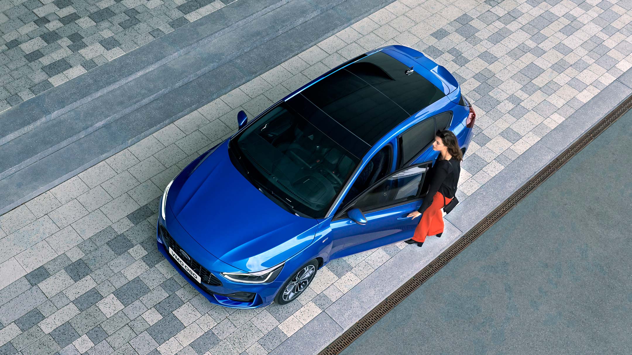 Ford Focus in Blau. Dreiviertel-Frontansicht von oben mit Blick auf das Panorama Schiebedach.