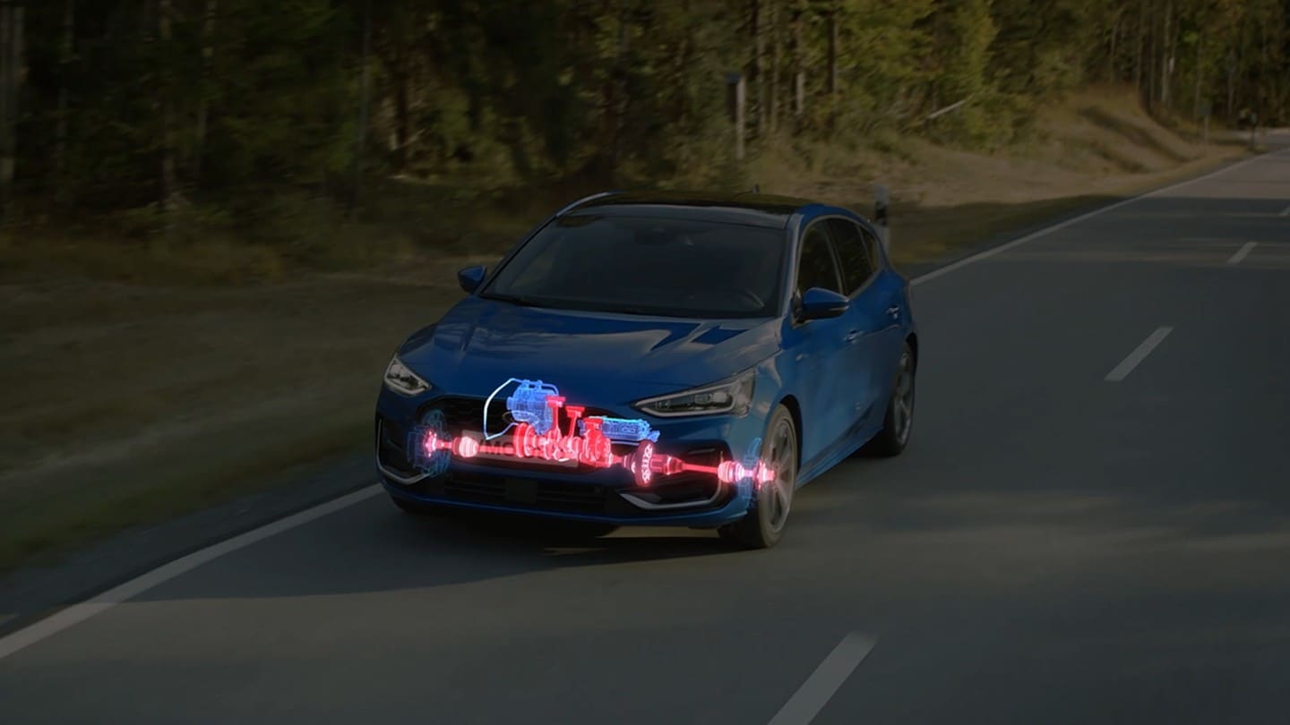 Ford Focus in Blau. Dreiviertel-Frontansicht, auf einer Landstrasse fahrend. Visualisierung des EcoBoost Mild-Hybrid-Antriebs.