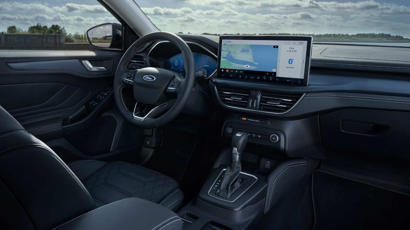 Ford Focus. Innenraumansicht des Cockpits mit Lenkrad, Schaltknauf und Ford SYNC 4.