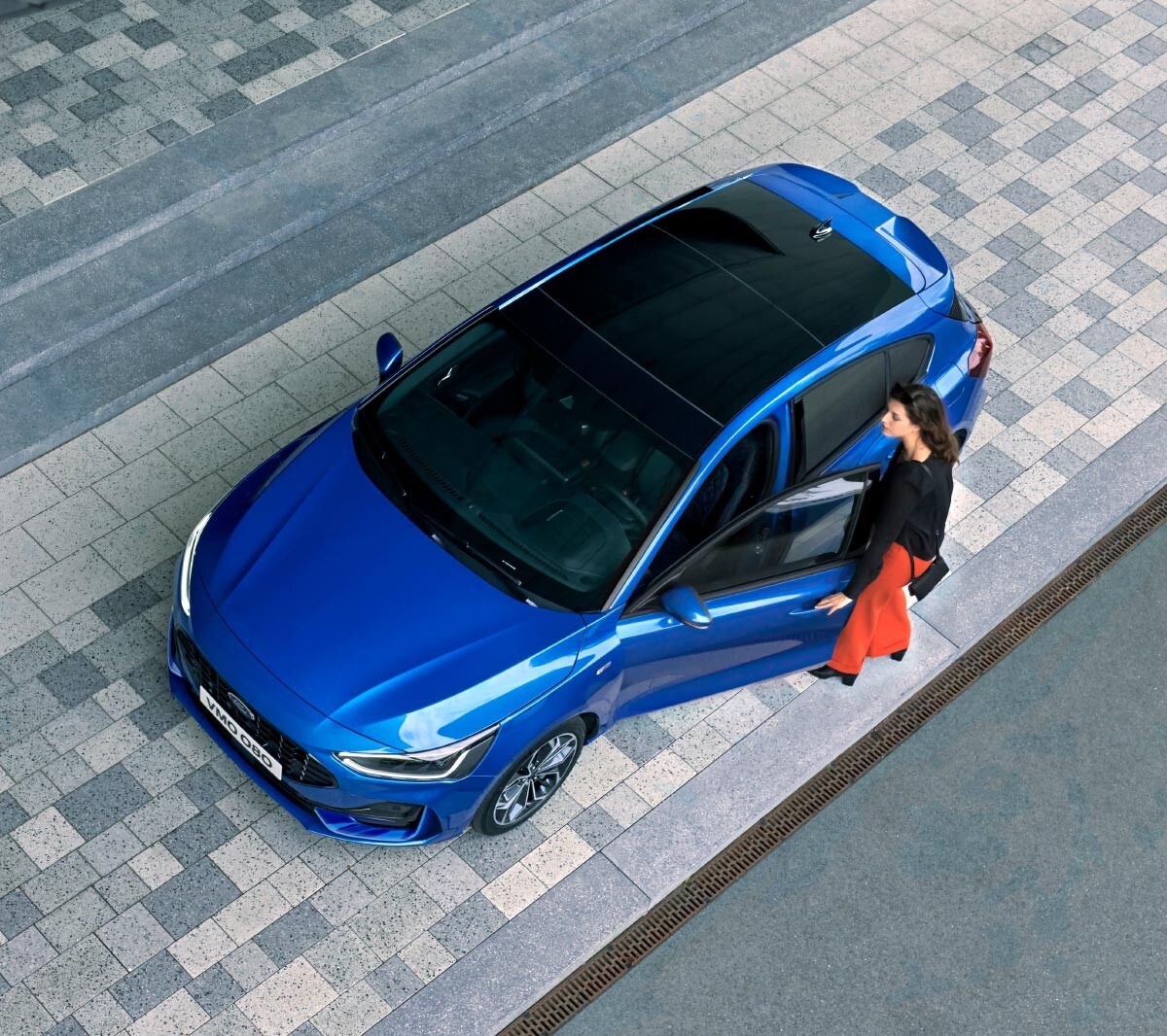 Ford Focus in Blau. Dreiviertel-Frontansicht von oben mit Blick auf das Panorama Schiebedach.