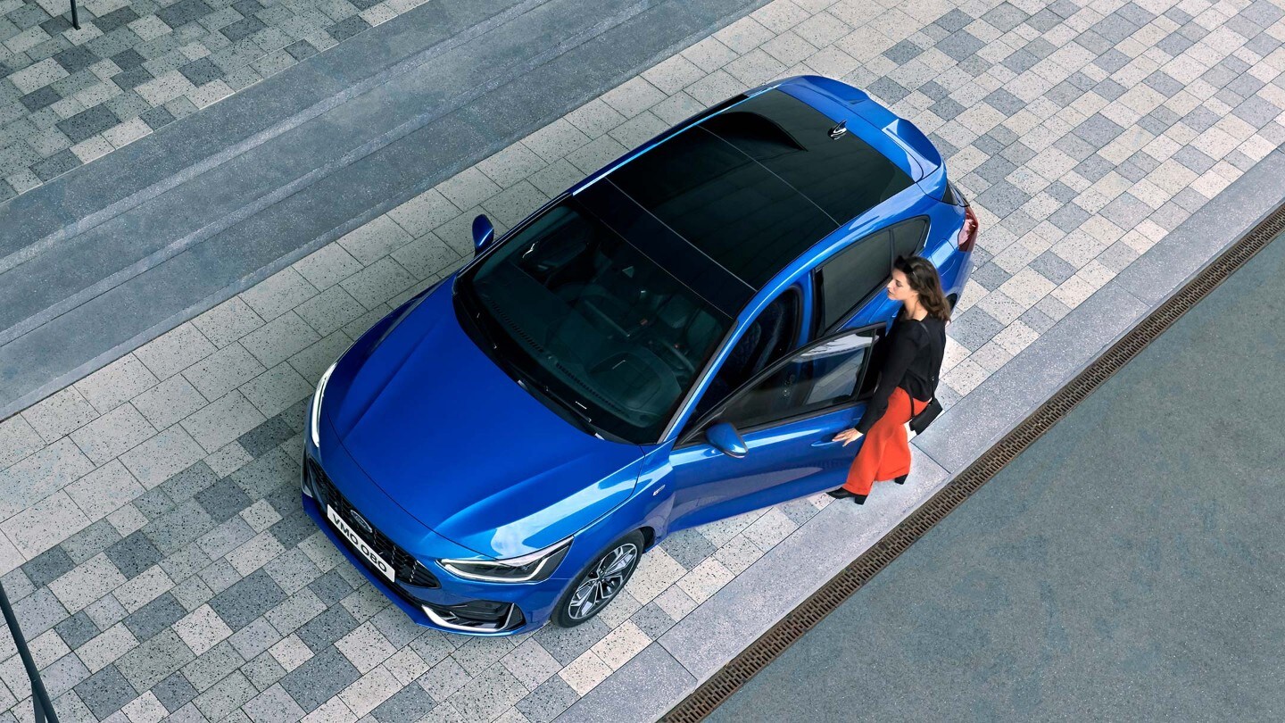Ford Focus in Blau. Dreiviertel-Frontansicht von oben mit Blick auf das Panorama Schiebedach.