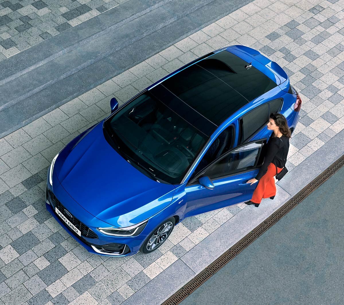 Ford Focus in Blau. Dreiviertel-Frontansicht von oben mit Blick auf das Panorama Schiebedach.