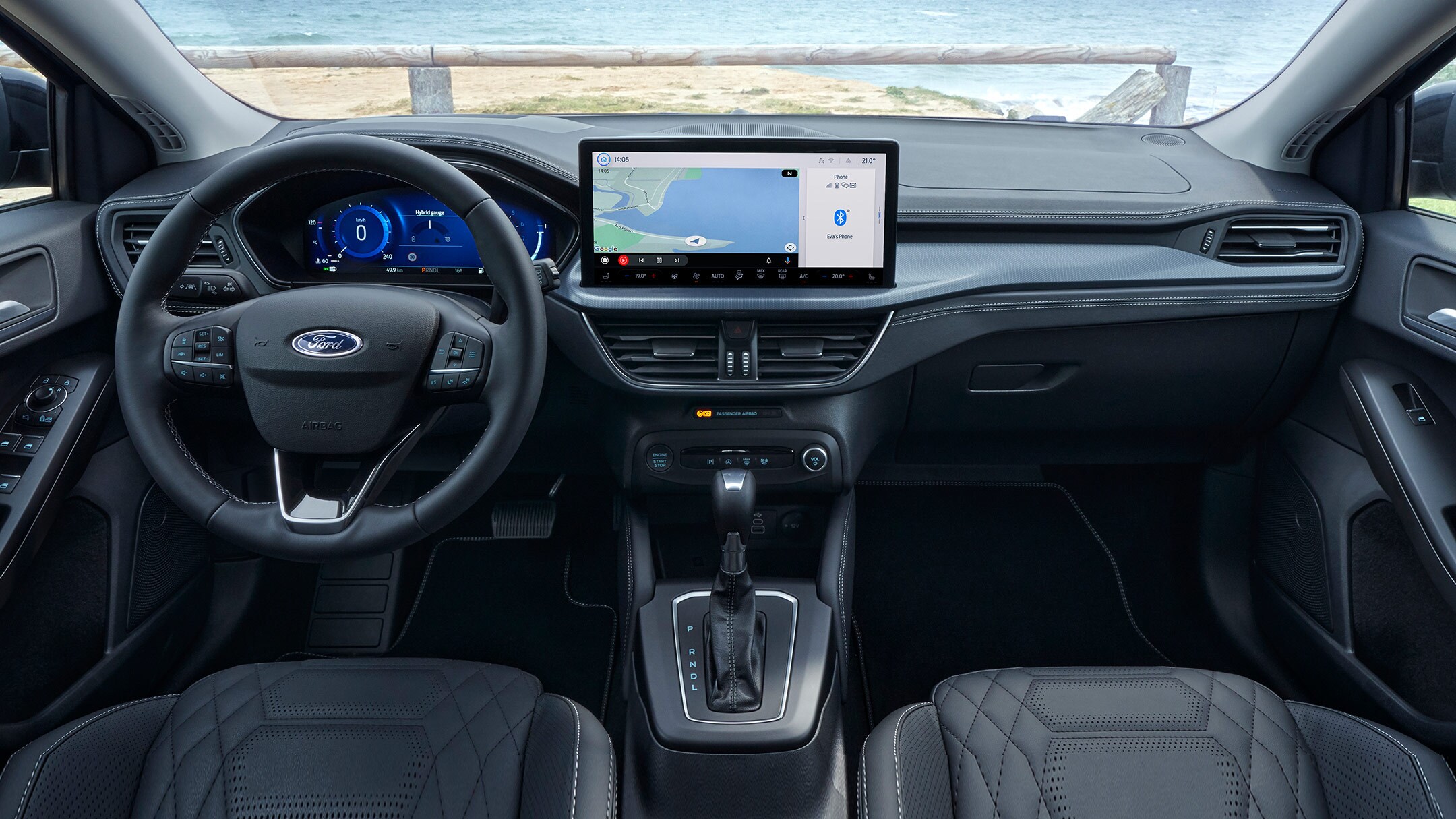 Ford Focus. Innenraumansicht des Cockpits mit Lenkrad, Schaltknauf und Ford SYNC 4.