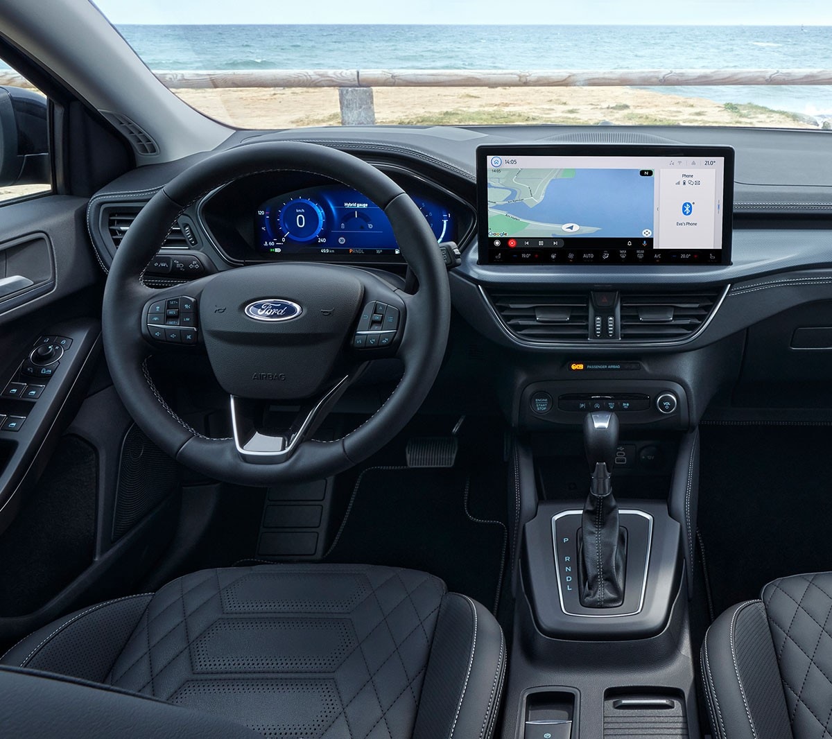 Ford Focus. Innenraumansicht des Cockpits mit Lenkrad, Schaltknauf und Ford SYNC 4.